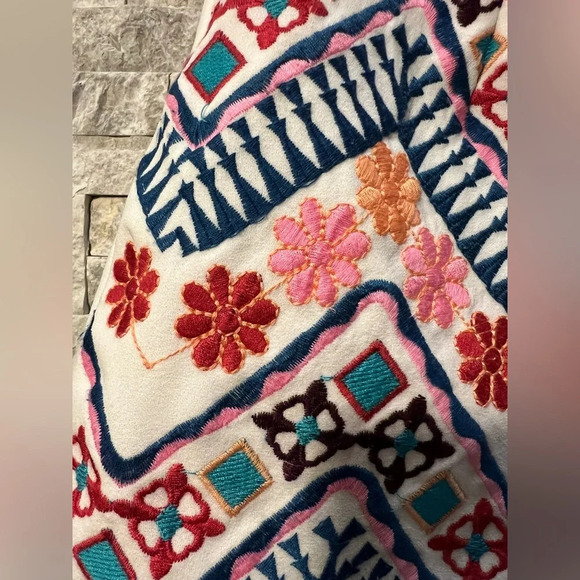 Lulu's size 2 White Embroidered Shorts - Picture 2 of 5